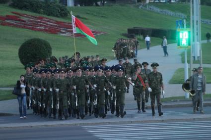 Репетиция Роты почетного караула Военной комендатуры Вооруженных Сил Беларуси накануне Дня Независимости