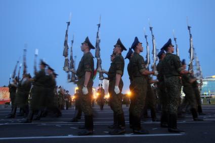 Репетиция Роты почетного караула Военной комендатуры Вооруженных Сил Беларуси накануне Дня Независимости