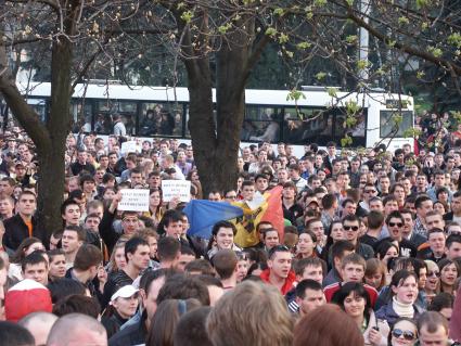 Массовые беспорядки в столице Молдавии Кишиневе. На снимке: толпа митингующих.