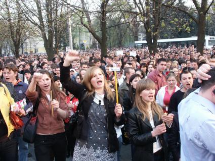 Массовые беспорядки в столице Молдавии Кишиневе. На снимке: толпа митингующих.