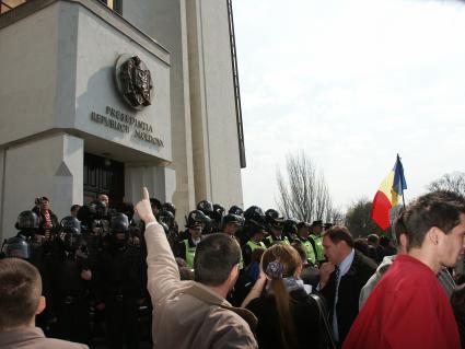 Массовые беспорядки в столице Молдавии Кишиневе. На снимке: