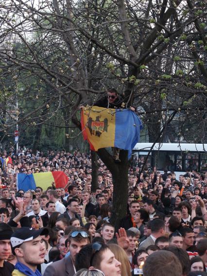 Массовые беспорядки в столице Молдавии Кишиневе. На снимке: толпа митингующих.