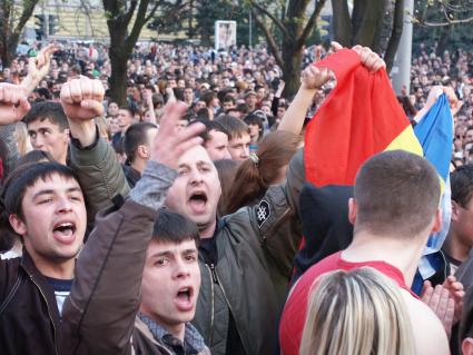 Массовые беспорядки в столице Молдавии Кишиневе. На снимке: толпа митингующих.