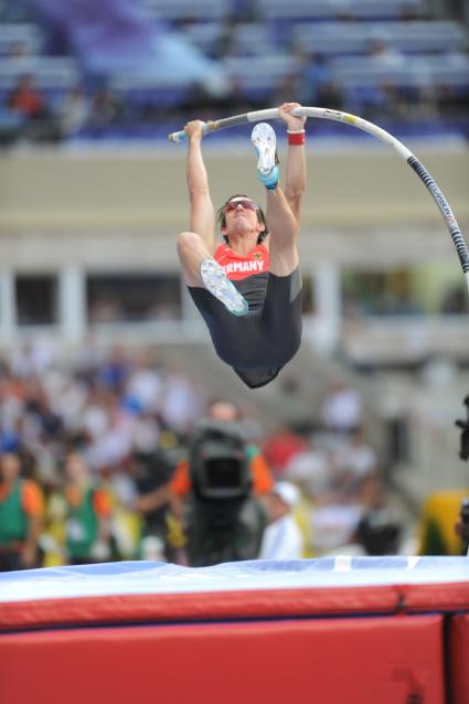 СК \"Лужники\". Чемпионат мира по легкой атлетике 2013. Финальные соревнования по прыжкам с шестом среди мужчин. На снимке: немецкий спортсмен Мальте Мор