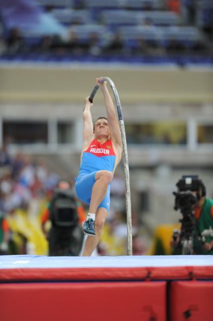СК \"Лужники\". Чемпионат мира по легкой атлетике 2013. Финальные соревнования по прыжкам с шестом среди мужчин. На снимке: российский спортсмен Сергей Кучеряну