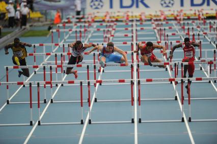 СК \"Лужники\". Чемпионат мира по легкой атлетике 2013. Финальный забег на 110 метров с барьерами среди мужчин. На снимке:  российский спортсмен  Сергей Шубенков (в центре)