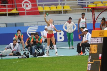 СК `Лужники`.  Чемпионат мира по легкой атлетике 2013. Семиборье. Толкание ядра.  На снимке: польская спортсменка Каролина Тиминска