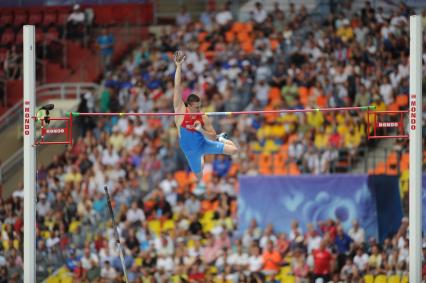 СК `Лужники`. Чемпионат мира по легкой атлетике 2013. Финальные соревнования по прыжкам с шестом среди мужчин. На снимке:  российский спортсмен Сергей Кучеряну