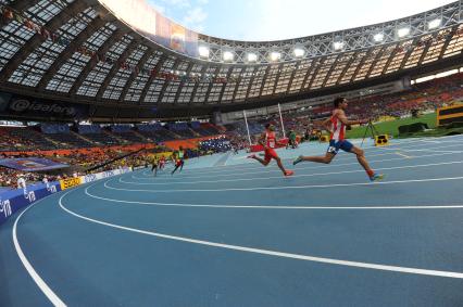 СК `Лужники`. Чемпионат мира по легкой атлетике 2013. Финальный забег на 400 метров среди мужчин. На снимке:  участники соревнования.