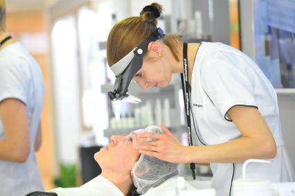 SPA салон `Галерея красоты`. На снимке: косметическая процедура.