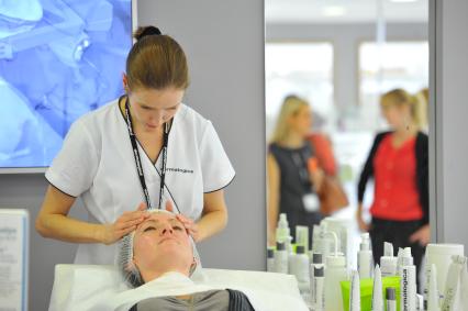 SPA салон `Галерея красоты`. На снимке: косметическая процедура.