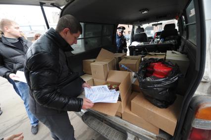 Велозаводский рынок. Совместный рейд сотрудников полиции и управления ФМС РФ по выявлению незаконных мигрантов. На снимке: досмотр автомобиля.