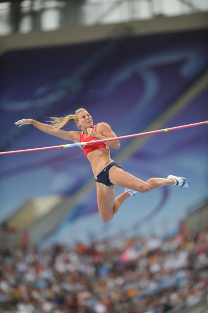 СК `Лужники`. Чемпионат мира по легкой атлетике 2013. Прыжки с шестом среди женщин. На снимке: российская спортсменка Светлана Школина во время апыжка.