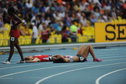 СК `Лужники`. Чемпионат мира по легкой атлетике 2013. Семиборье. Забег на 800 м. На снимке: спортсменки после забега.