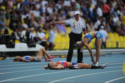 СК `Лужники`. Чемпионат мира по легкой атлетике 2013. Семиборье. Забег на 800 м. На снимке: спортсменки после забега.