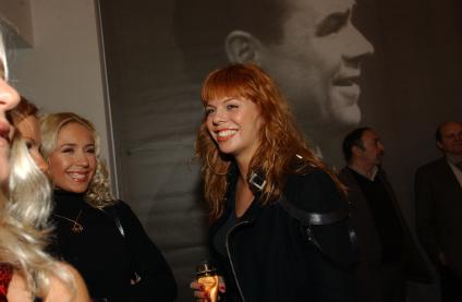 Театр Эстрады. Церемония вручения премии журнала Glamour `Женщина года - 2005`. На снимке: фигуристка Анастасия Гребенкина (слева) и певица Анастасия Стоцкая.
