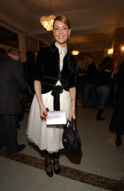 Театр Эстрады. Церемония вручения премии журнала Glamour `Женщина года - 2005`. На снимке: актриса Любовь Толкалина.