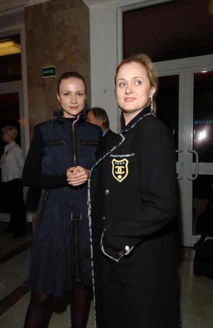 Театр Эстрады. Церемония вручения премии журнала Glamour `Женщина года - 2005`. На снимке: актрисы Мария Миронова (слева) и Анна Михалкова.
