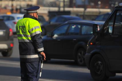 Сотрудник ДПС и автомобили.