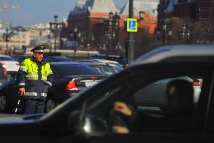 Сотрудник ДПС и автомобили.