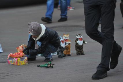 Ребенок играет в игрушки на улице.