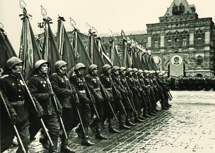 Пересьемка фотографий. Исторический парад на Красной площади. На снимке: воины-победители с боевыми знаменами всех фронтов Великой Отечественной войны. 24 июня 1945-го.