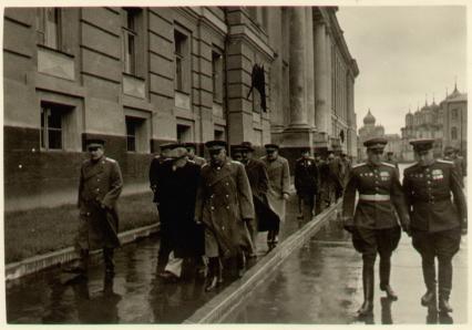 Пересьемка фотографий. Исторический парад. На снимке (слева): российский революционер, советский политический, государственный, военный и партийный деятель Иосиф Сталин