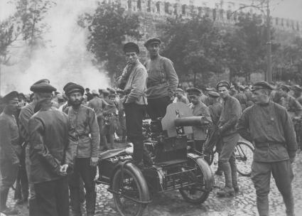 Пересьемка фотографий. Исторический парад на Красной площади. На снимке: мужчины с пулеметом `Максим`