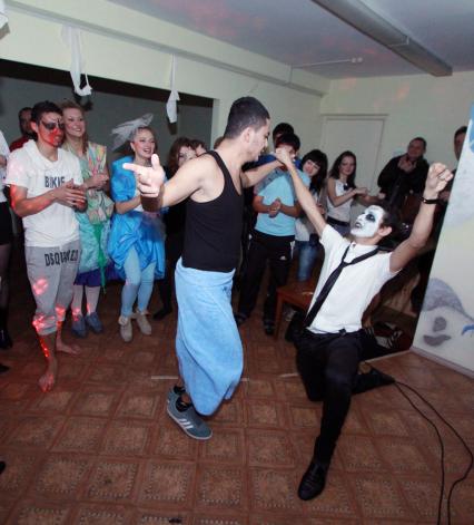 Студенты из Турции и Туркменистана танцуют на дискотеке в общежитии.