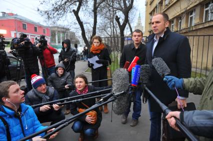 Экс-гендиректор ГАБТ А.Иксанов вызван на допрос в Мещанский суд по делу худрука балета ГАБТ С.Филина. На снимке: адвокат Сергей Жорин (справа) у здания Мещанского суд