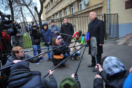 Экс-гендиректор ГАБТ А.Иксанов вызван на допрос в Мещанский суд по делу худрука балета ГАБТ С.Филина. На снимке: экс-гендиректор ГАБТ Анатолий Иксанов у здания Мещанского суда