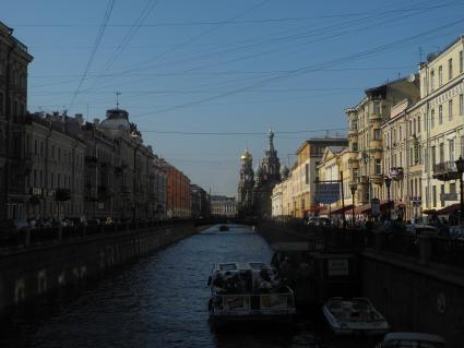 Водные прогулки по Санкт-Петербургу. На снимке: катера у стоянки и вывеска `Прогулки по рекам и каналам. Водный автобус`