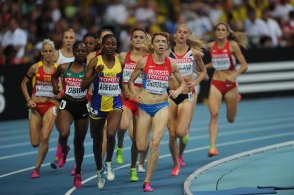 СК `Лужники`. Чемпионат мира по легкой атлетике 2013.  Финальный забег на 1500 м среди женщин. На снимке: российская спортсменка Екатерина Шармина (справа) во время соревнований.