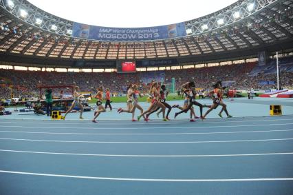 СК `Лужники`. Чемпионат мира по легкой атлетике 2013.  Финальный забег на 1500 м среди женщин. На снимке: спортсменки во время соревнований.