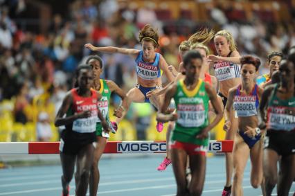 СК `Лужники`. Чемпионат мира по легкой атлетике 2013.  Соревнования по стипль-чезу (бег на 3000 метров с препятствими). На снимке: украинская спротсменка  Валентина Жудина (в центре)