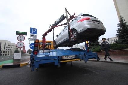 На площади Независимости в Минске эвакуируют автомобиль