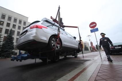 На площади Независимости в Минске эвакуируют автомобиль