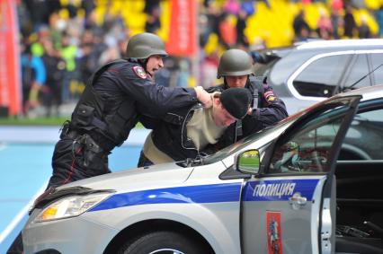 СК `Лужники`.  Спортивный праздник московской полиции. На снимке: показательные выступления бойцов спецназа внутренних войск.