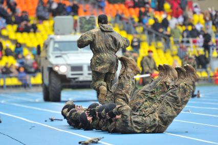 СК `Лужники`.  Спортивный праздник московской полиции. На снимке: показательные выступления бойцов спецназа внутренних войск.