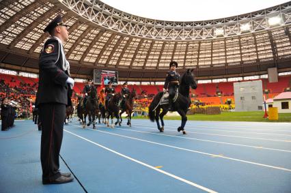 СК `Лужники`.  Спортивный праздник московской полиции. На снимке: показательные выступления конной полиции.