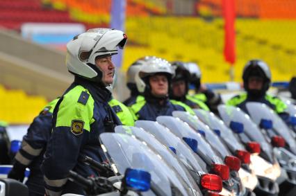 СК `Лужники`.  Спортивный праздник московской полиции. На снимке:  полицейские-мотоциклисты.