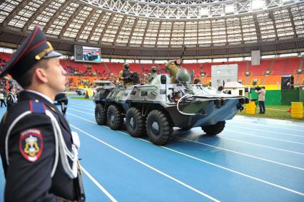 СК `Лужники`.  Спортивный праздник московской полиции. Показательные выступления бойцов спецназа внутренних войск. На снимке: бойцы на бронетранспортёре.