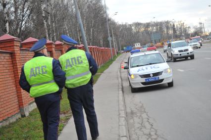 Сотрудники ДПС провели операцию `Осмотр и досмотр автомобилей` на Мичуринском проспекте. На снимке: сотрудники ДПС.