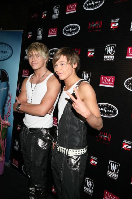 Церемония вручения премии `World fashion awards 2009` в зале `Элизиум` в клубе `Рай`. На снимке: участники группы `БиС` Влад Соколовский (слева) и Дмитрий Бикбаев.