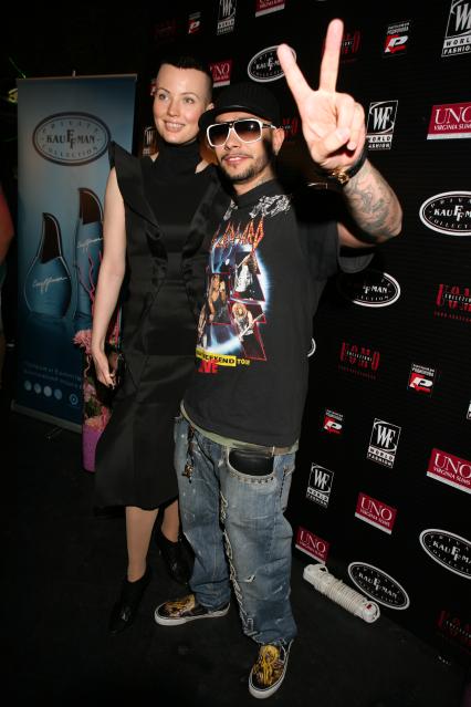 Церемония вручения премии `World fashion awards 2009` в зале `Элизиум` в клубе `Рай`. На снимке: фотограф, дизайнер Юлия Мильнер и певец Тимати.