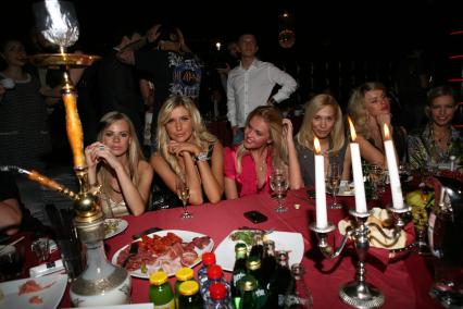Церемония вручения премии `World fashion awards 2009` в зале `Элизиум` в клубе  `Рай`. На снимке: участницы группы `Мобильные блондинки`.