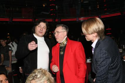 Церемония вручения премии `World fashion awards 2009` в зале `Элизиум` в клубе  `Рай`. На снимке: президент Канала World Fashion  Игорь Удалов (слева) и модельер Вячеслав Зайцев (в центре).