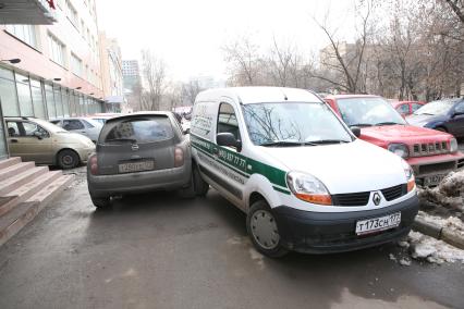 Старый Петровско-Разумовский проезд. На снимке: ДТП с участием автомобиля Ниссан и Рено, принадлежащего компании Pony Express у входа в редакцию ИД `Комсомольская правда`.