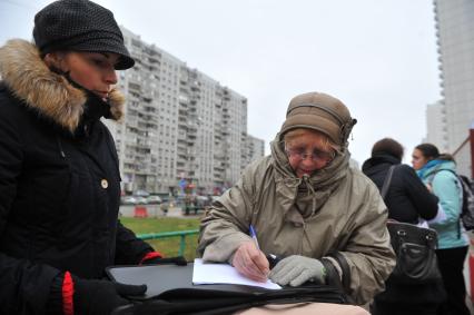 Новокосино. Строительство гостиничного комплекса для трудовых мигрантов по адресу Новокосинская улица вл. 18. На снимке: местные жители пикетируют против строительства. Сбор подписей.