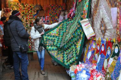 Вернисаж в Измайлово. На снимке: продажа сувенирной продукции - лоскутные одеяла и фартуки с изображением матрешки.